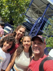 Somos uma família de brasileiros e moramos há 3 anos na
Espanha, na cidade de Valência.Aproveitamos a internet para ajudar brasileiros que também querem
viver essa experiência de morar fora do BrasilAcreditamos que imigrar é diferente para cada pessoa. Porém é
indipensável: PLANEJAMENTO e INFORMAÇÃO.Bem VindosJod, Josi, Bianca e Jod Filho